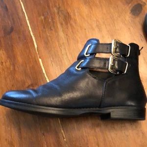 EUC Black leather booties. 7W
